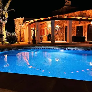 https://villa-in-strandnahe-mit-pool-jacuzzi-klima-wifi-gas-bbq.allmallorcahotels.com